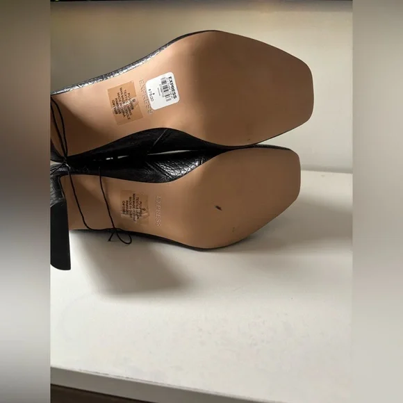 Express BRAND NEW!! Black Croc-Patterned Ankle Booties - Picture 10 of 12